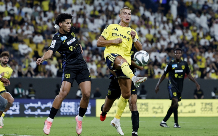 Ronaldo nói gì khi bị tố ‘cướp’ bàn thắng của đồng đội để phá kỷ lục?