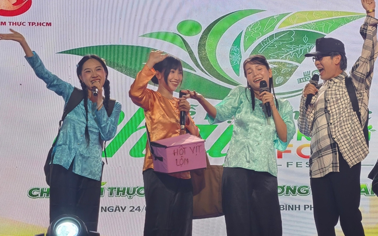 Trúc Thy đưa 'cầm kỳ thư họa' vào Lễ hội Ẩm thực chay