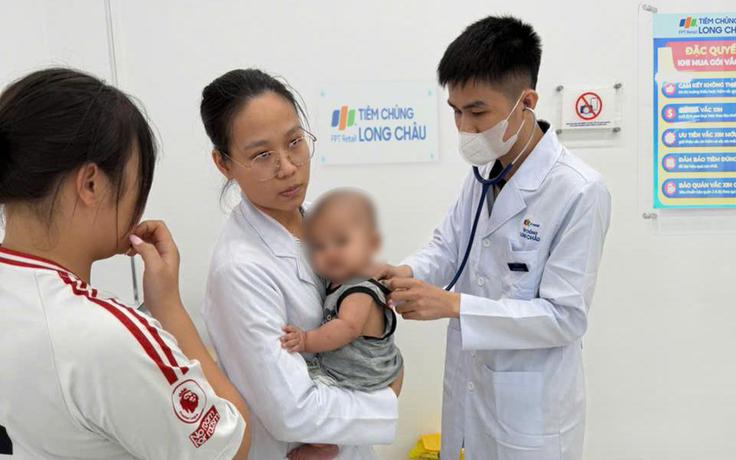 Bác sĩ tại Trung tâm Tiêm chủng nhiều lần chạy đua với thời gian, giành lại sự sống cho người dân