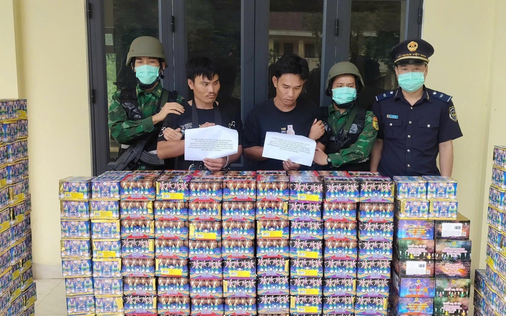 Bắt 2 người Lào vận chuyển hơn 6 tạ pháo nổ và ma túy qua biên giới