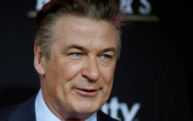 Alec Baldwin gây phẫn nộ khi đóng phim liên quan súng đạn sau scandal làm chết người