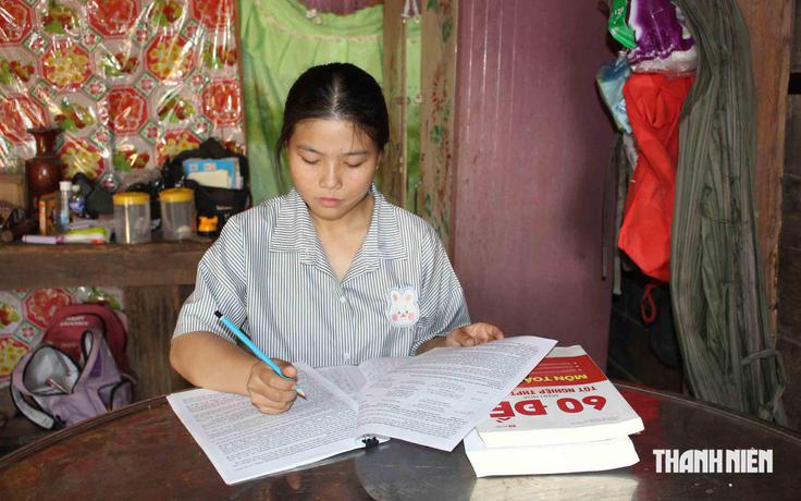 Thí sinh đạt 28,5 điểm xét tuyển nhưng ôm mẹ khóc vì lý do này...