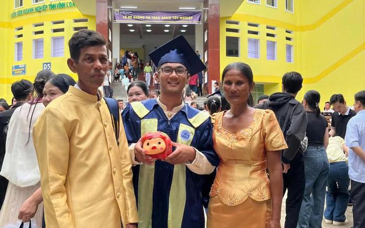 Chuyện con heo đất tại lễ tốt nghiệp của chàng trai Khmer