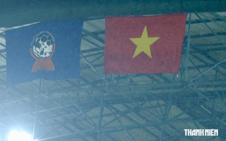 Mưa lớn bất chợt ập xuống sân Pakansari trước đại chiến Indonesia - Việt Nam