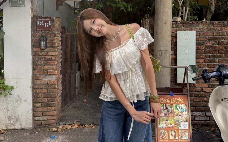 Áo trễ vai phối quần jeans, khoe vai trần gợi cảm đầy thần thái