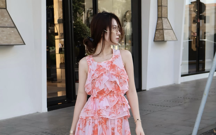Xu hướng họa tiết hoa lá bản lớn nâng tầm rực rỡ cho tủ đồ mùa hè
