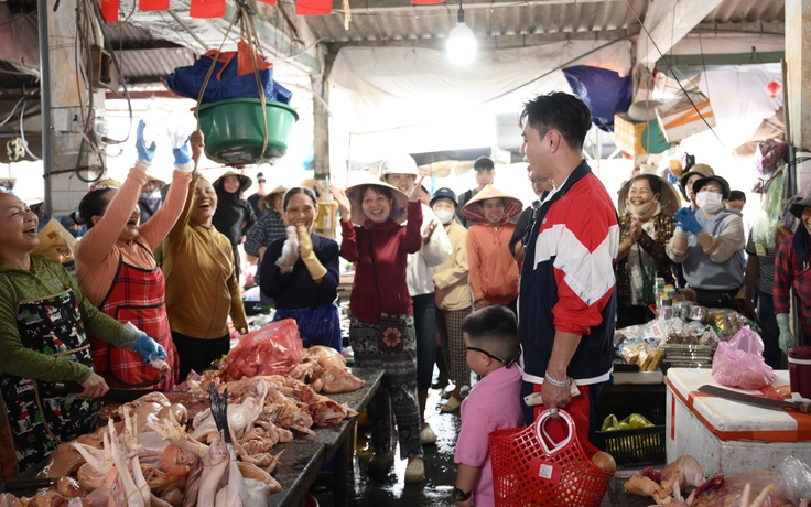 Lê Dương Bảo Lâm 'náo loạn' chợ Hội An, Huy R 'toát mồ hôi' với giếng cổ