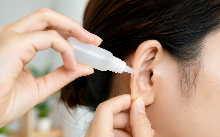 Rửa tai bằng oxy già có được không bác sĩ?
