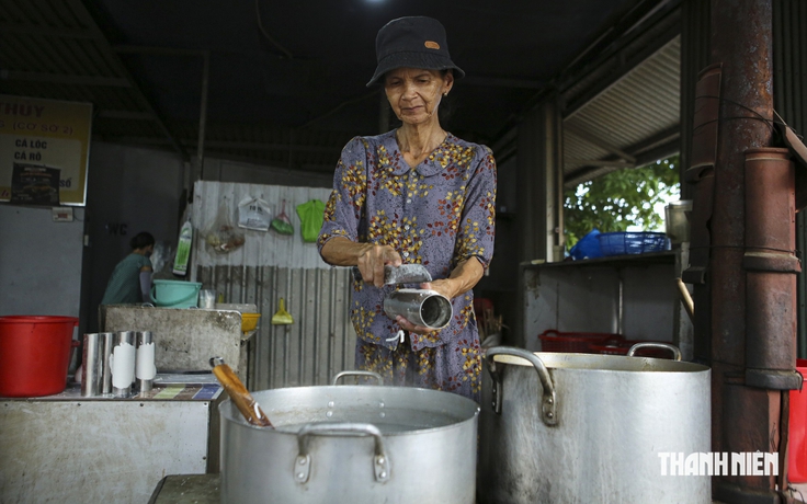 Bánh canh bột xắt Huế: Sợi bánh được xắt thủ công ngay trên nồi nước đang sôi