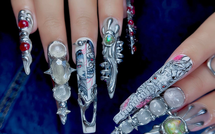 Phương Hằng trở thành thợ nail, hoàn thiện bộ móng tay mất 7 tiếng đồng hồ