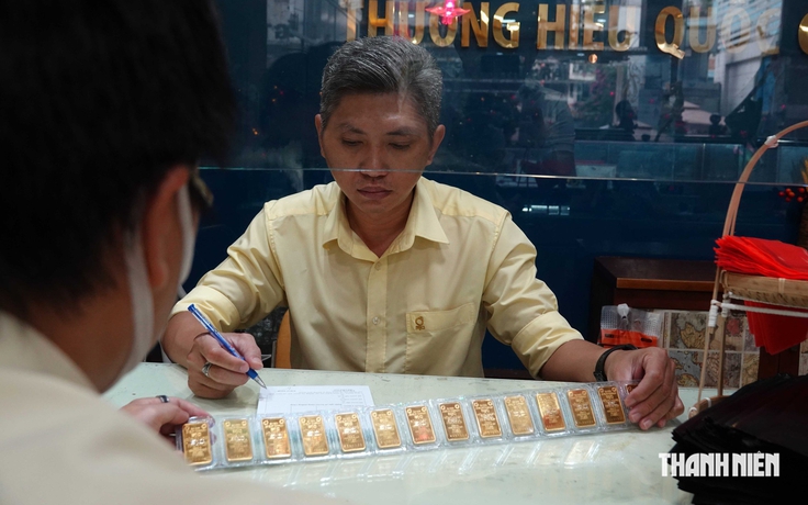Đầu tư vào vàng hay gửi tiết kiệm?