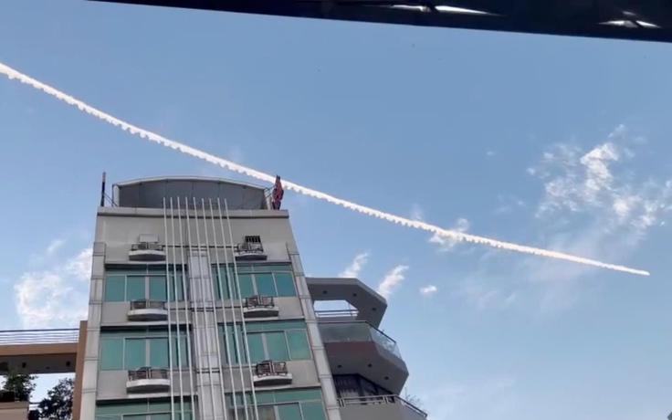 Vệt trắng trên bầu trời TP.HCM chiều nay gây tò mò: Có thể dự báo thời tiết?