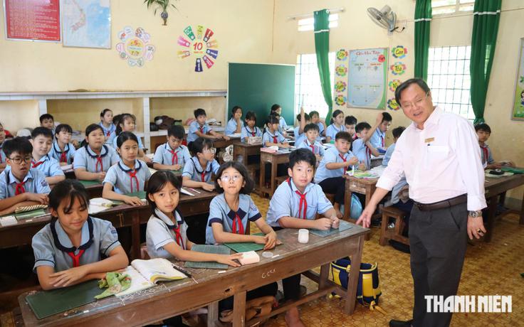 Thủ tướng yêu cầu tiếp tục sắp xếp trường công, giảm biên chế cấp quản lý