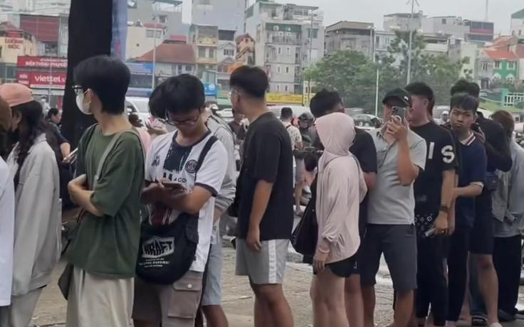 Sốt vé trận đội tuyển Việt Nam - Campuchia: CĐV xếp hàng dài dằng dặc, 'chợ đen' nóng lên từng ngày