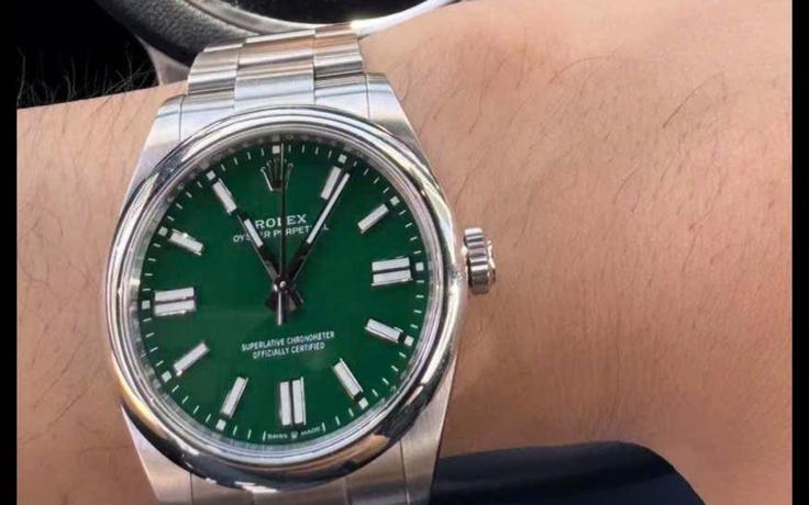 Khách nước ngoài nhận lại đồng hồ Rolex thất lạc tại sân bay Phú Quốc