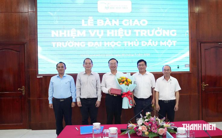 Bàn giao nhiệm vụ hiệu trưởng Trường đại học Thủ Dầu Một, TP.HCM