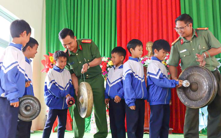 Khi công an xã trở thành 'người bạn' của học sinh vùng cao