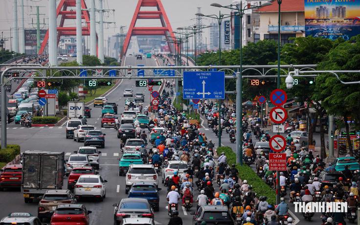 Vì sao đèn xanh ở một số giao lộ TP.HCM có hôm kéo dài, có hôm nhanh?