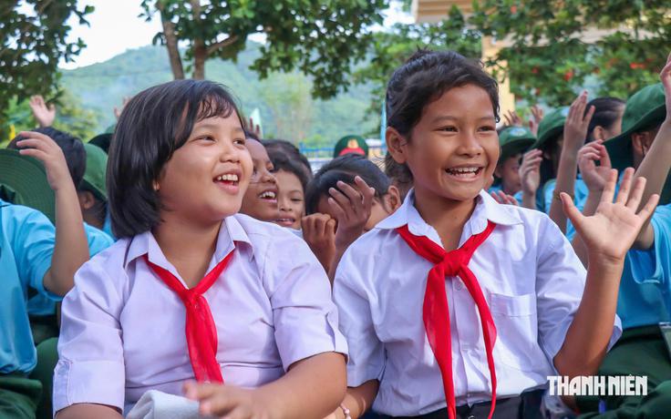 'Chiến sĩ nhí' trao yêu thương đến thiếu nhi vùng cao