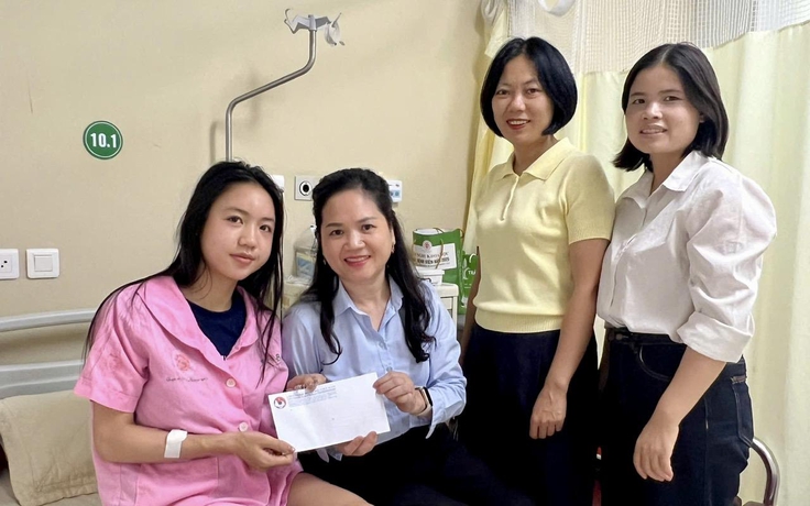 'Hot girl' Trần Thị Duyên phẫu thuật thành công chấn thương dây chằng, lãnh đạo VFF thăm hỏi