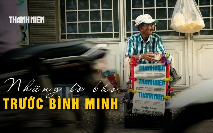 Vợ chồng già 4 giờ sáng đi bán báo ở TP.HCM: ‘Còn sức khỏe là còn đi’