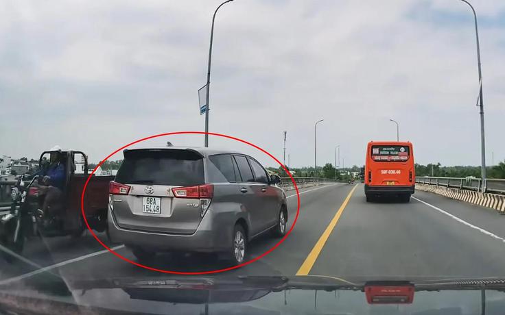 Lái ô tô đè trúng vạch vàng liền nét trên đường hai chiều, bị phạt bao nhiêu?