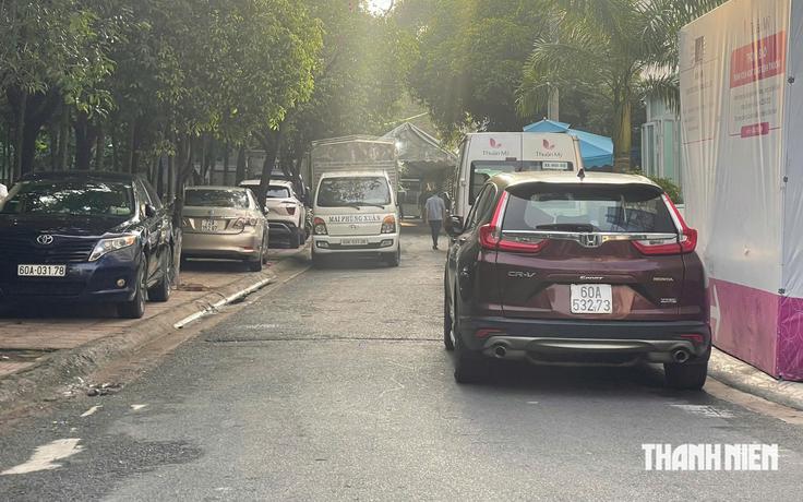 Đồng Nai: Ô tô đậu kín 2 bên đường, người dân khổ sở tìm lối đi