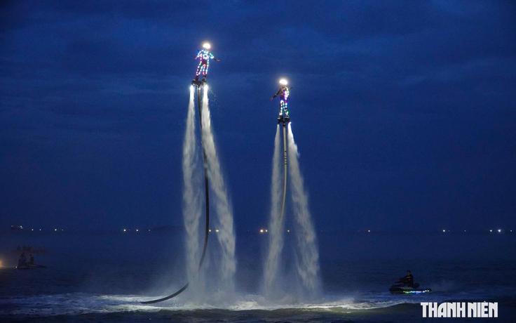 Mãn nhãn xem 'phi hành gia' thắp sáng biển Quy Nhơn bằng flyboard
