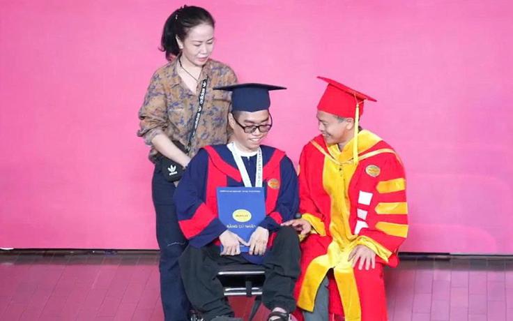 Mẹ đẩy xe lăn đưa con lên nhận bằng tốt nghiệp, ai cũng rưng rưng