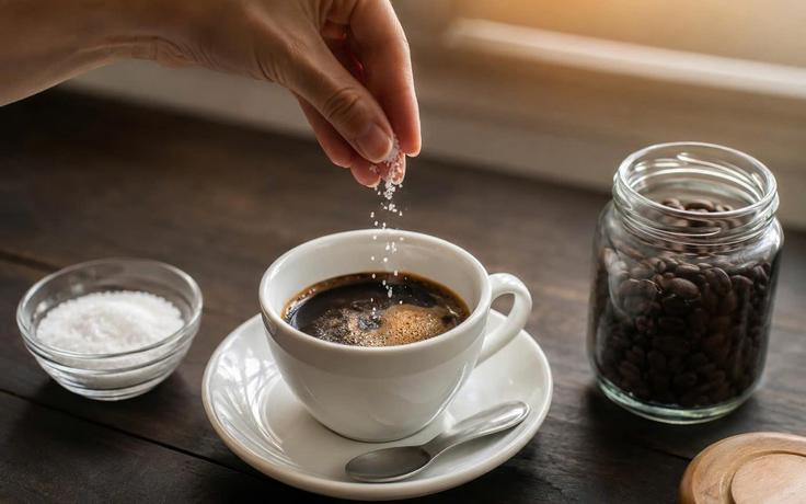 Thêm một nhúm muối vào cà phê: Mẹo giảm đắng có tốt cho sức khỏe?