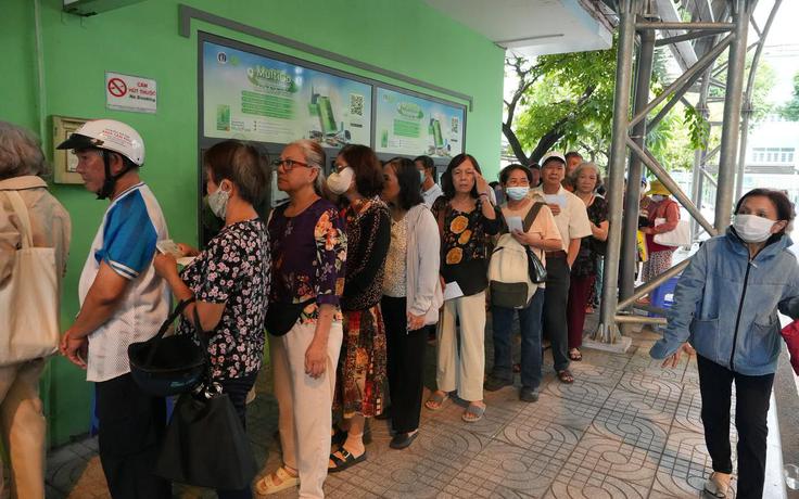 Hệ thống quá tải vì người dân TP.HCM ùn ùn đi làm thẻ GTCC miễn phí