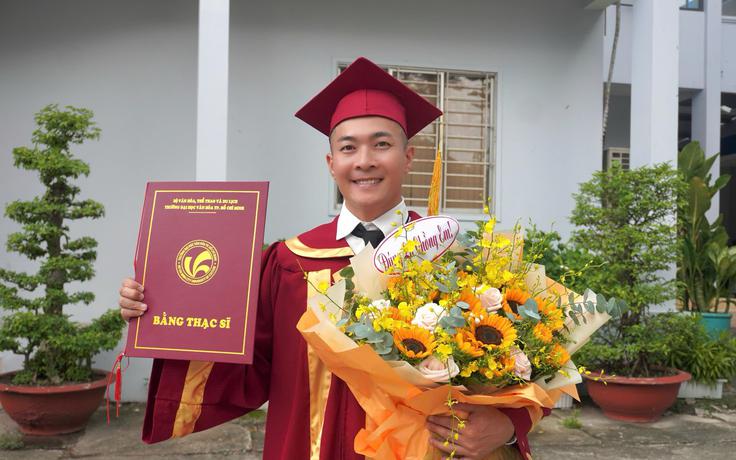 Nghệ sĩ xiếc Quốc Cơ tốt nghiệp thạc sĩ ở tuổi 42