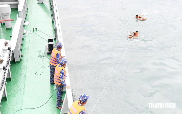 Tìm thấy một trong 3 cô gái bị sóng cuốn khi chụp ảnh ở Đà Nẵng