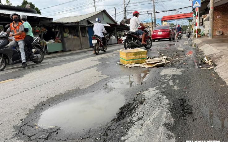 Đường mới sửa đã bong tróc, sụt lún gây mất an toàn giao thông