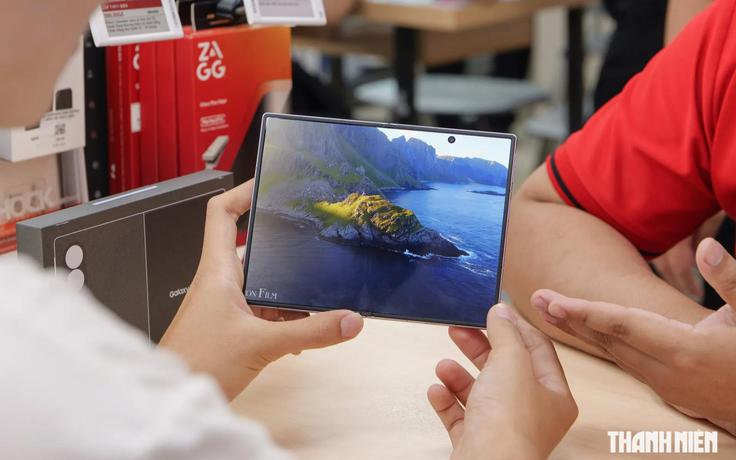 Người Việt chi bộn cho smartphone gập
