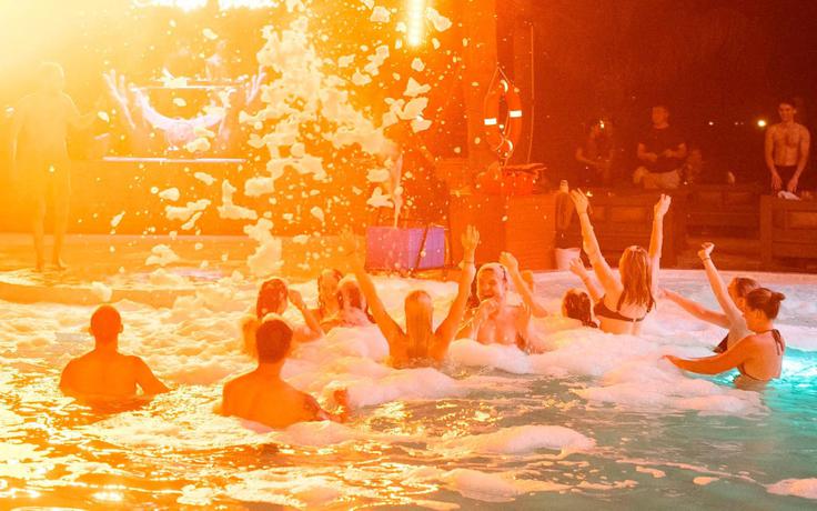 Columbo Beach: Tâm điểm giải trí mới của bạn bè năm châu tại phố Tây An Thượng