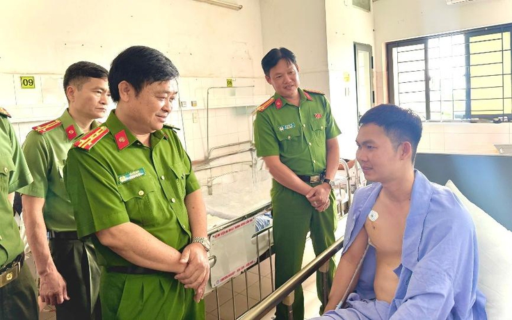 Chiến sĩ công an bị thương khi truy đuổi băng trộm chó