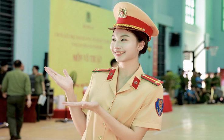 Cô gái được gọi là ‘bông hồng đả nữ’ gây chú ý