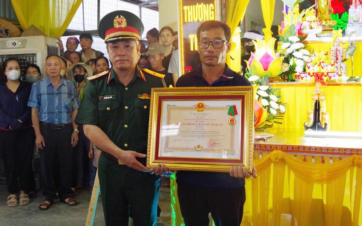 Trao Huân chương Bảo vệ Tổ quốc tới thân nhân trung sĩ Cao Tuấn Anh