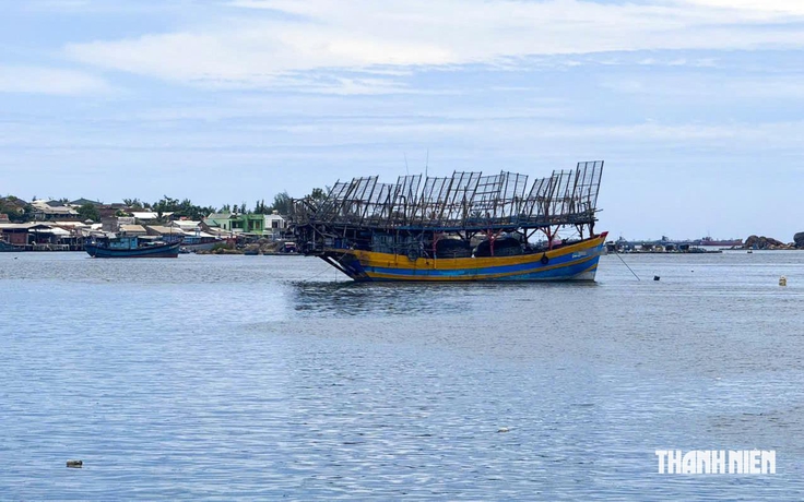 Tàu cá ở Quảng Ngãi bị chìm trên biển, 4 ngư dân may mắn được cứu vớt