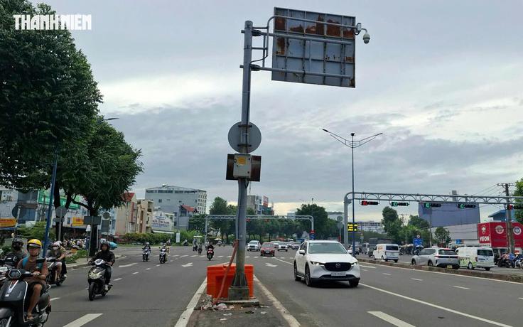 Trụ biển báo giao thông đứng giữa đường