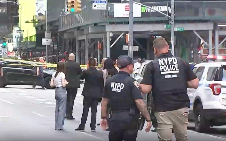 Cảnh sát bắn hạ một phụ nữ đâm chết người ở New York