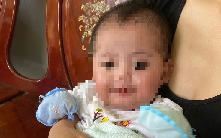 Dậy sớm đi lễ, phát hiện bé gái bị bỏ rơi trước cửa nhà