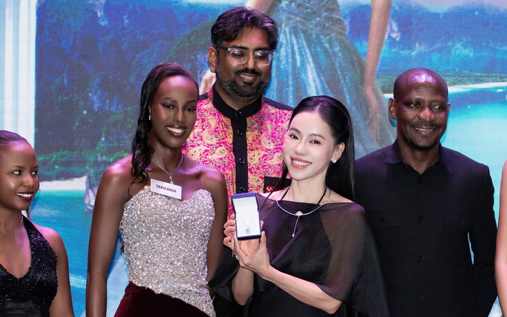 'Bà trùm hoa hậu' Kim Dung chi 10.000 USD tại phiên đấu giá Miss World