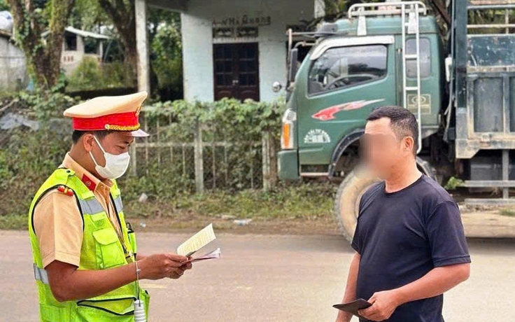 CSGT Đà Nẵng tăng cường kiểm soát đoàn xe chở đất sau phản ánh của Báo Thanh Niên