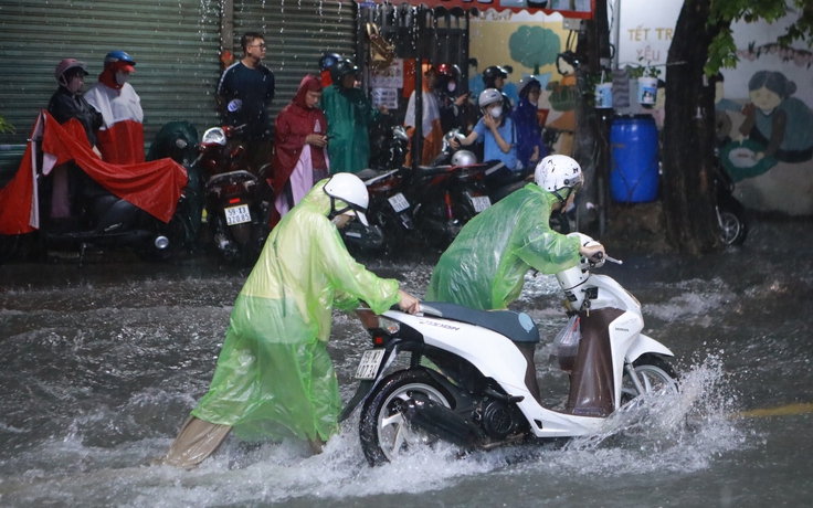 Giữa đường ngập sau mưa lớn ở TP.HCM: Người ngã, xe chết máy hàng loạt