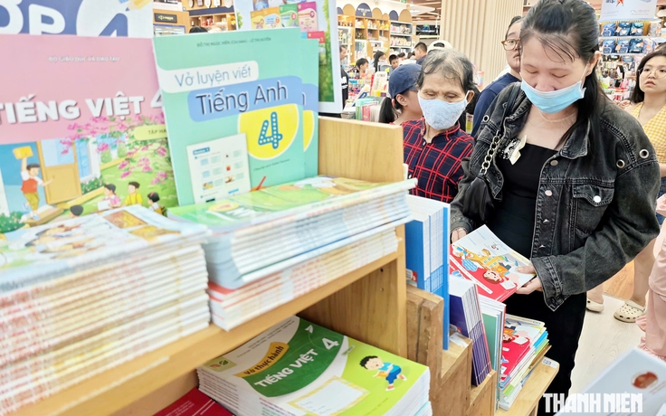Sở GD-ĐT TP.HCM nói gì khi phụ huynh vẫn khó khăn tìm mua sách giáo khoa?
