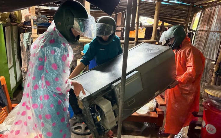 Nguy cơ sạt lở sát quốc lộ 14B do mưa lớn, tất tả giúp dân di dời ở Đà Nẵng