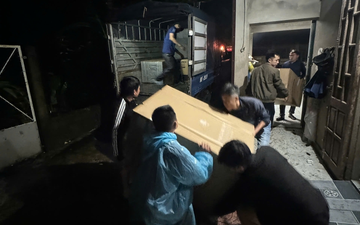 Nước sông Sê Pôn dâng cao, di dời ngay trong đêm hàng trăm người ở Lao Bảo