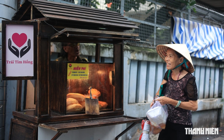 Xe bánh mì không người bán giữa trung tâm TP.HCM bất ngờ có thêm món mới